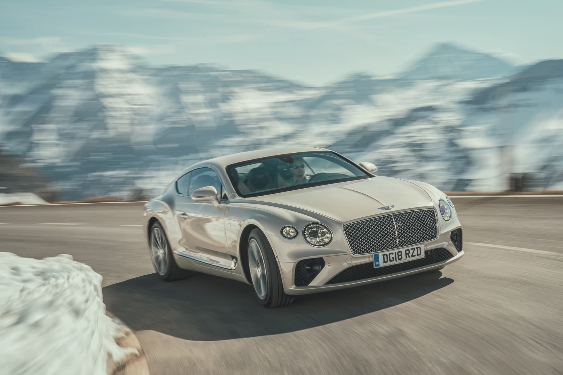 El Bentley Continental GT muestra su línea lateral y dinamismo en carretera.