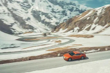 Bentley Continental GT captado en un imponente paisaje montañoso.