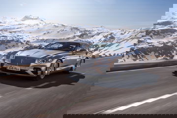 Bentley Continental GT exhibiendo su diseño en carretera nevada