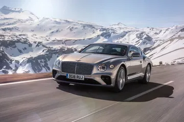 Vista dinámica del Bentley Continental GT con paisaje montañoso de fondo Vista dinámica del Bentley Continental GT con paisaje montañoso de fondo