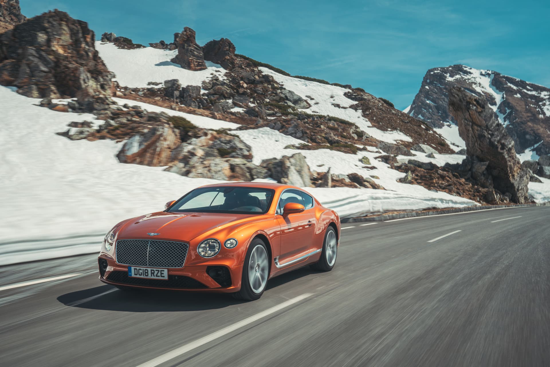 Vista dinámica del Bentley Continental GT en un paisaje invernal.