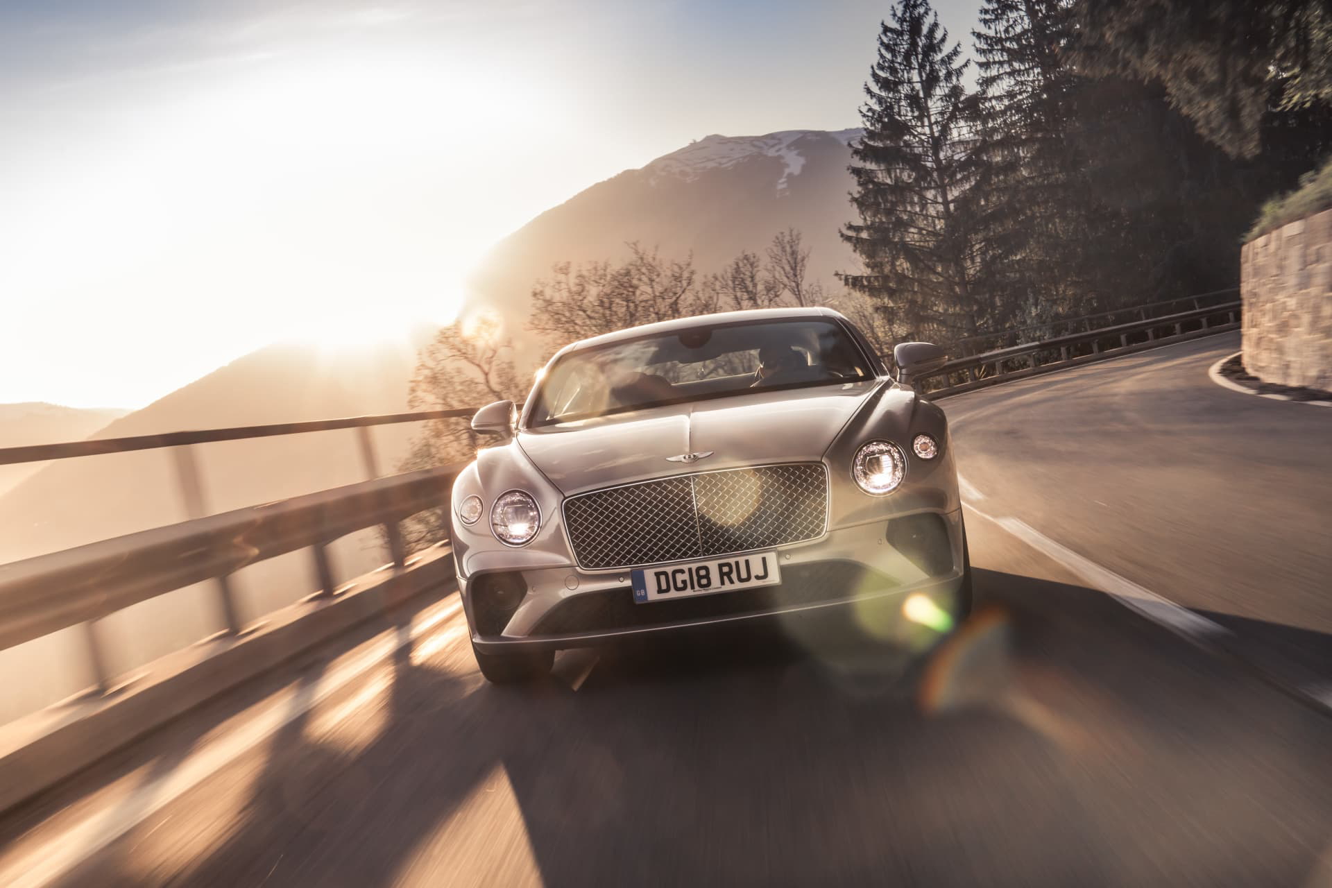 Vista dinámica del Bentley GT, enfatizando su estilizada silueta delantera y lateral.