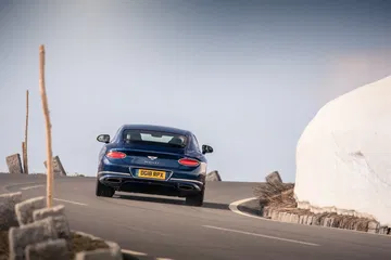 Imagen trasera del Bentley Continental GT demostrando su elegancia y dinamismo.