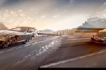 Bentley Continental GT capturado con el sol reflejando su lujoso diseño.