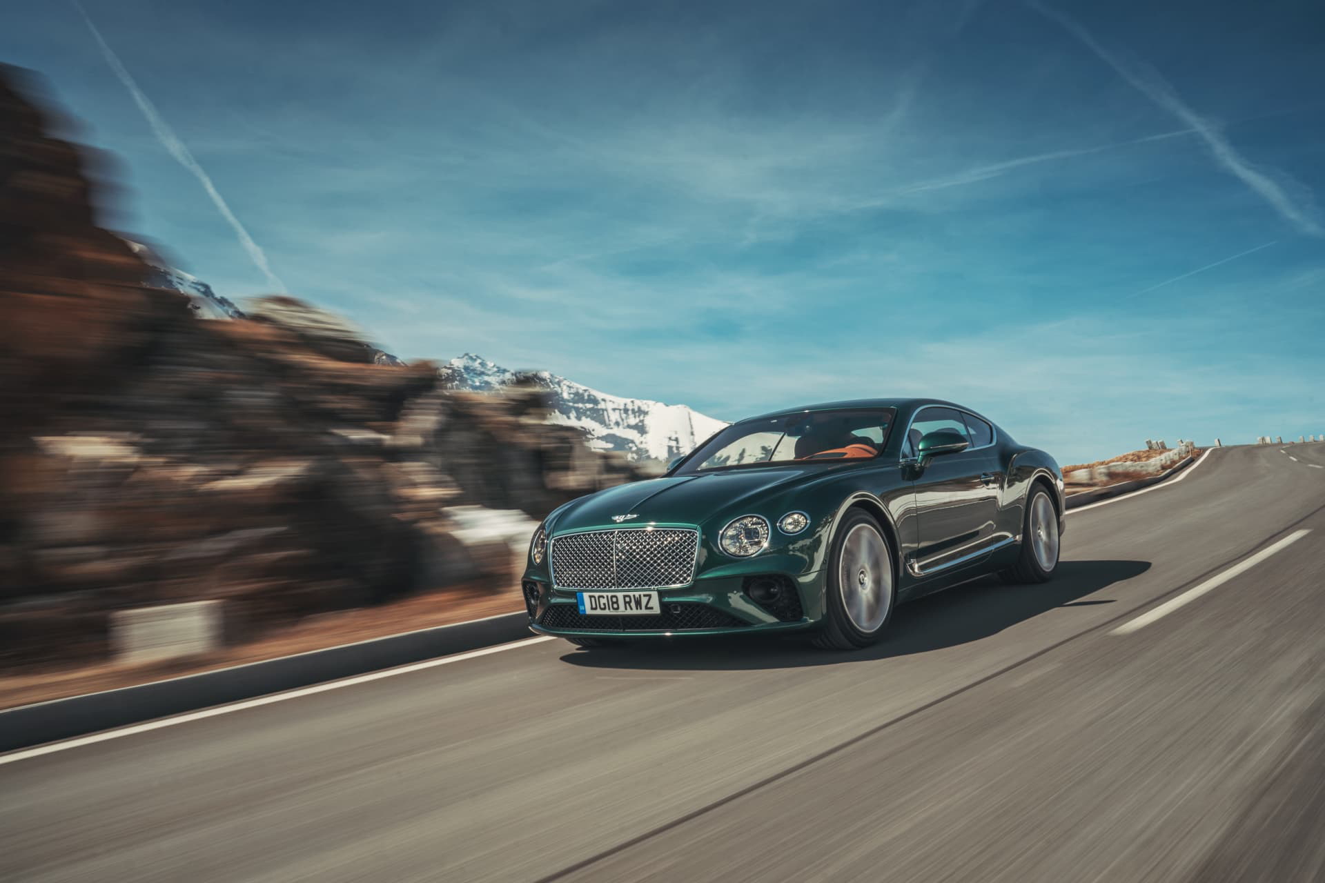 Bentley Continental GT capturado en movimiento, mostrando su elegante perfil lateral.