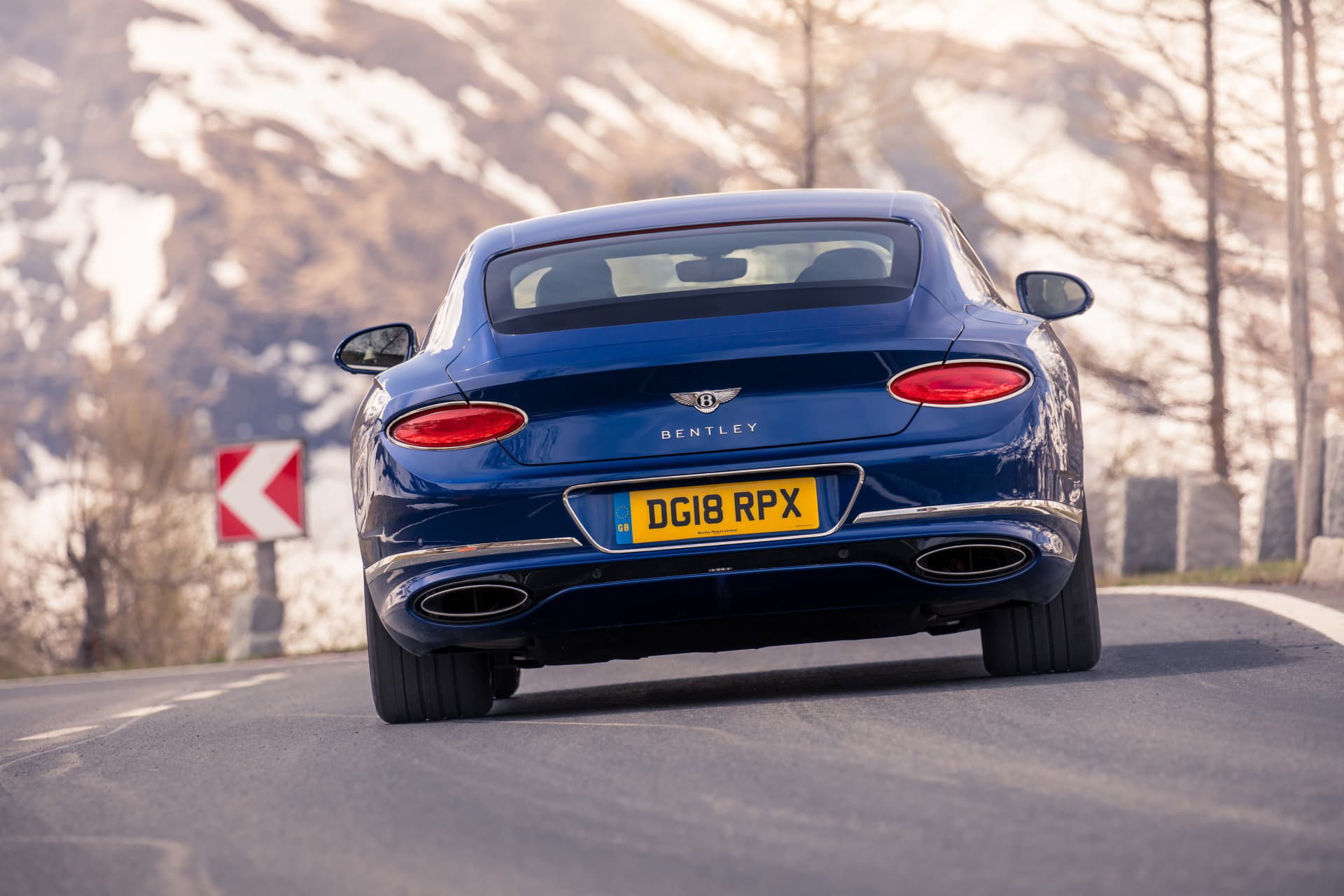 Imponente vista trasera del Bentley Continental GT, mostrando su distinción y poder.