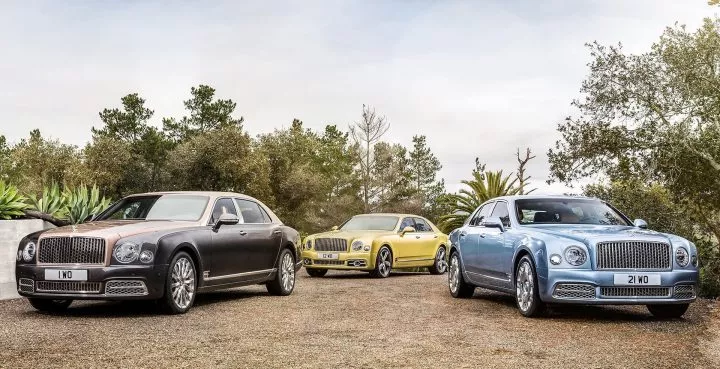 Tres Bentley Mulsanne aparcados en fila, mostrando el diseño frontal y lateral.