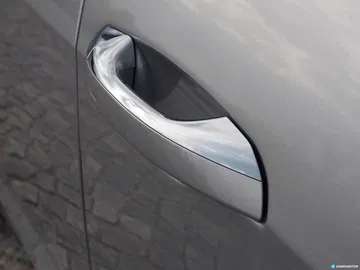 Manija con acabado cromado del Audi A6, diseño elegante y moderno.