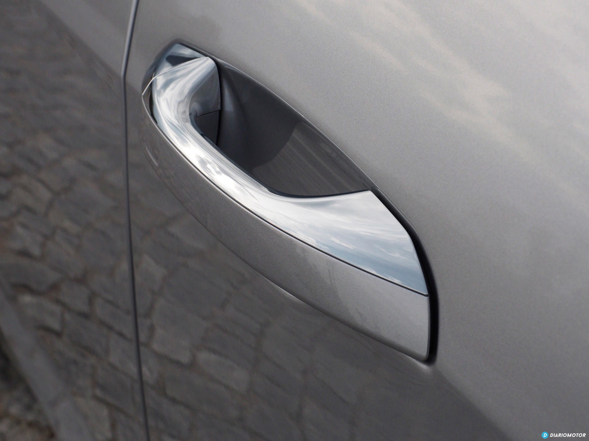 Manija con acabado cromado del Audi A6, diseño elegante y moderno.