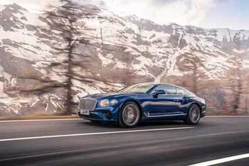 Vista del poderoso motor W12 del Bentley Continental GT, una obra maestra de ingeniería.