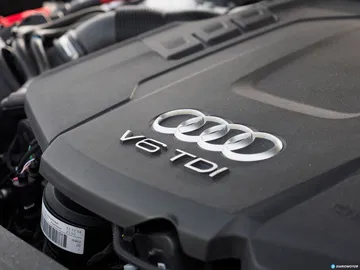 Vista cercana del motor TFSI del Audi A6, destacando su ingeniería y rendimiento
