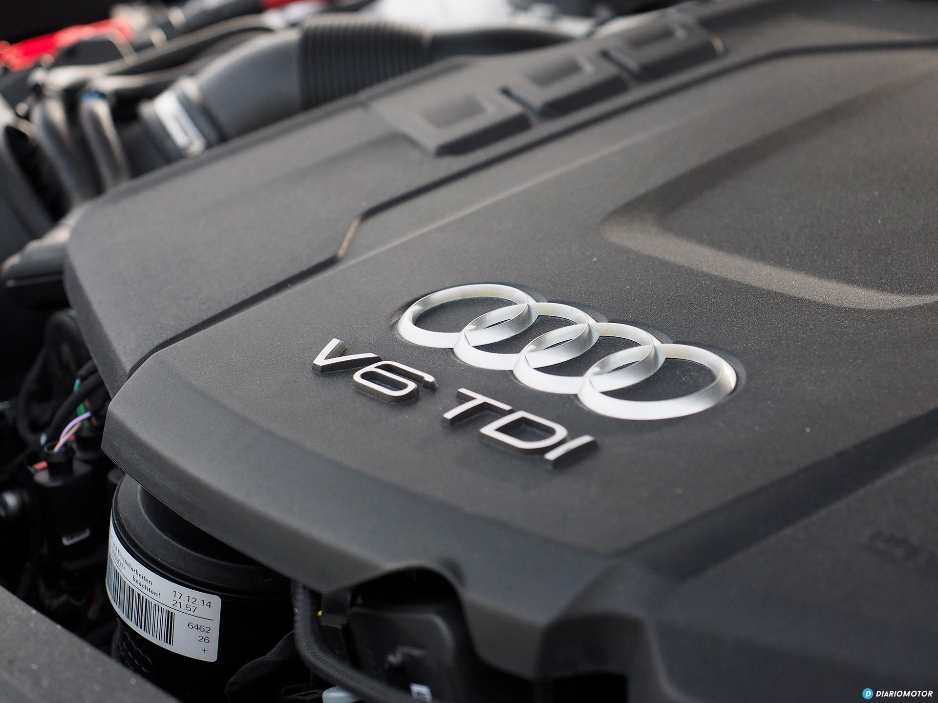 Vista cercana del motor TFSI del Audi A6, destacando su ingeniería y rendimiento