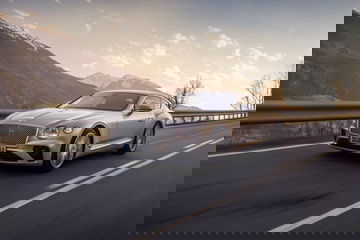 Vista cercana del poderoso motor W12 del Bentley Continental GT.