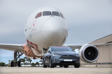 Tesla Arrastra Avion Boeing Video 02