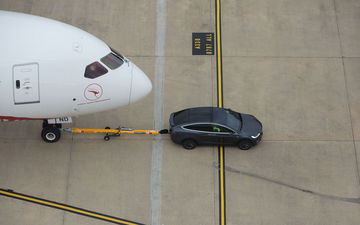 Tesla Arrastra Avion Boeing Video 03