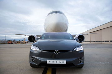 Tesla Arrastra Avion Boeing Video 07