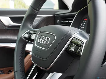 Volante multifunción del Audi A6 con controles integrados.