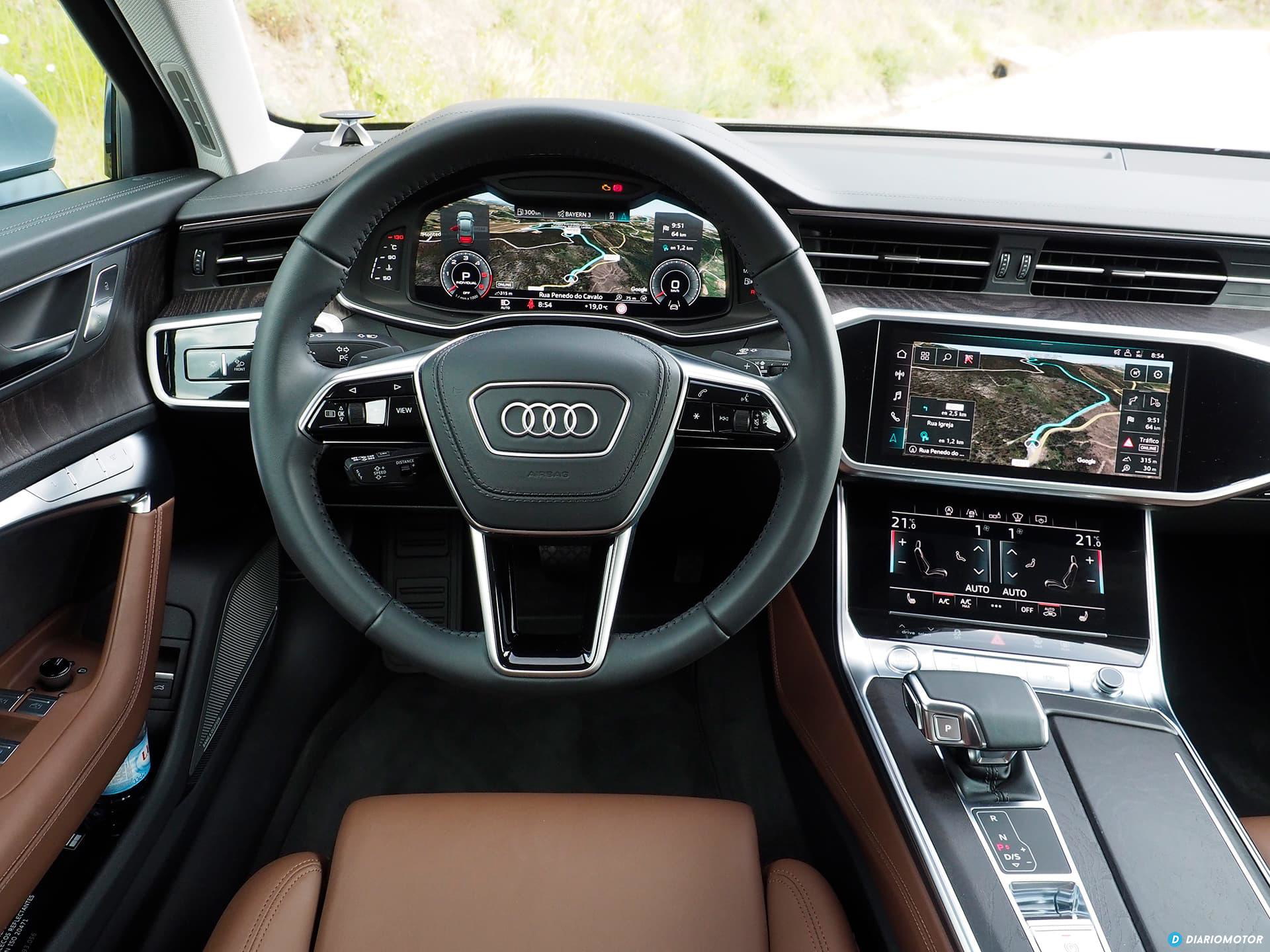 Vista del volante y panel de instrumentos del Audi A6, acabados de alta calidad.