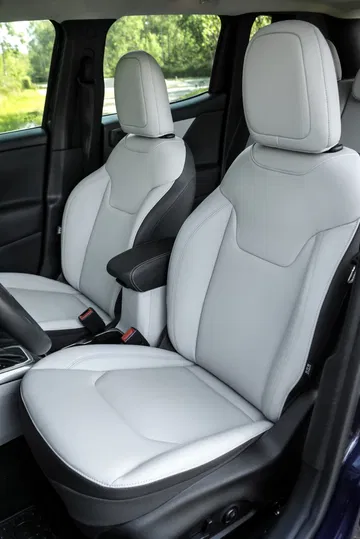 Imagen de los asientos de cuero del Jeep Renegade, destacando su ergonomía y diseño.