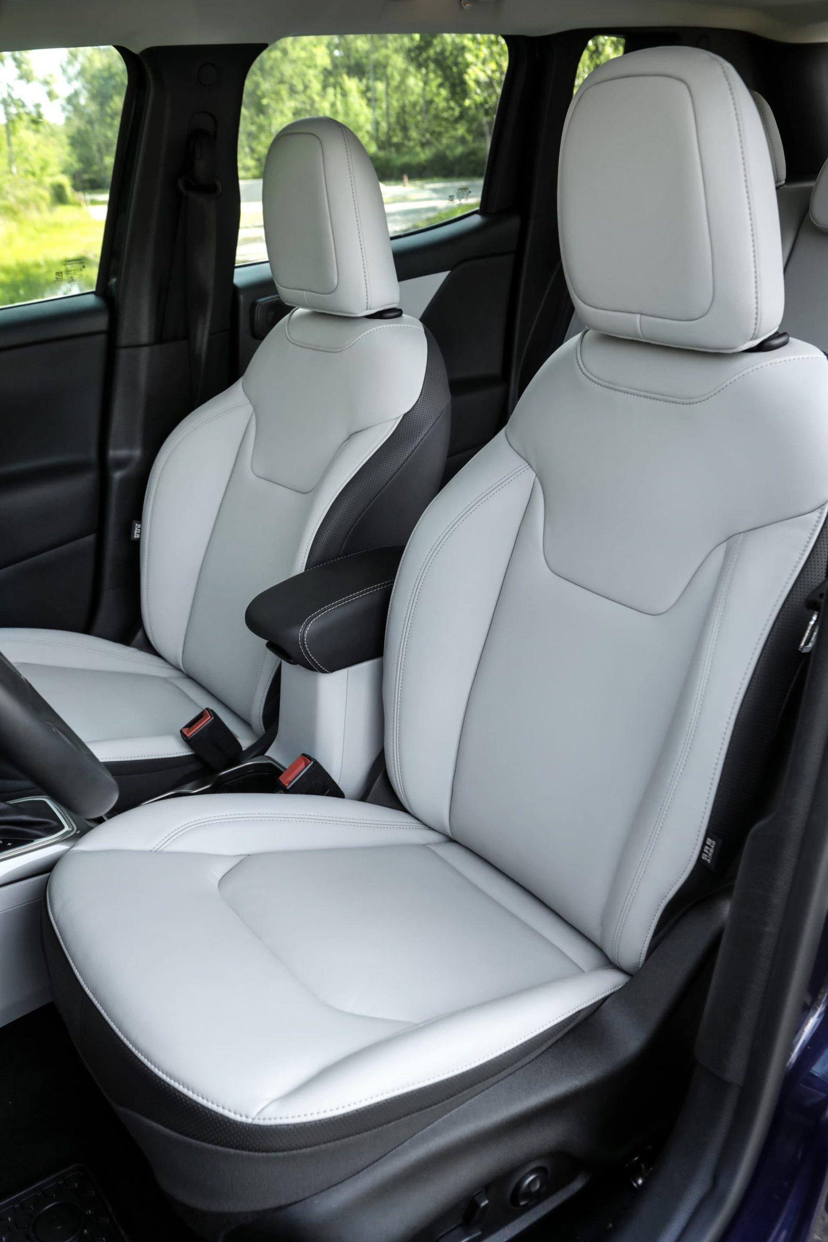 Imagen de los asientos de cuero del Jeep Renegade, destacando su ergonomía y diseño.