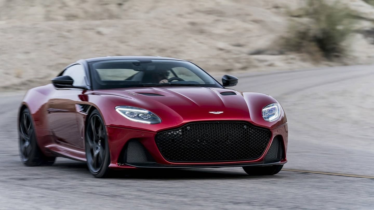 Aston Martin DBS Superleggera mostrando su porte en curva