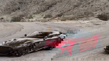 Vista lateral del Aston Martin DBS Superleggera mostrando su diseño aerodinámico.