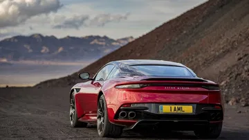 Perfil trasero del DBS Superleggera destacando su diseño aerodinámico