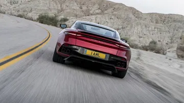 Vista dinámica trasera del Aston Martin DBS Superleggera en circuito.