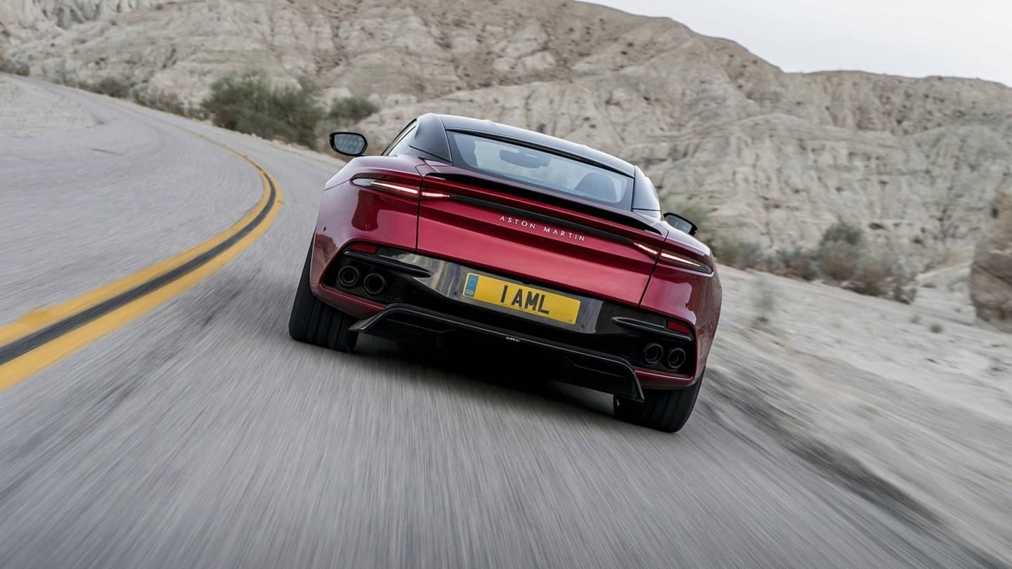 Vista dinámica trasera del Aston Martin DBS Superleggera en circuito.