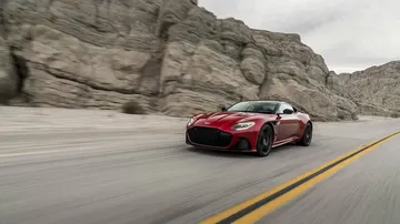 Vista lateral en movimiento del Aston Martin DBS Superleggera