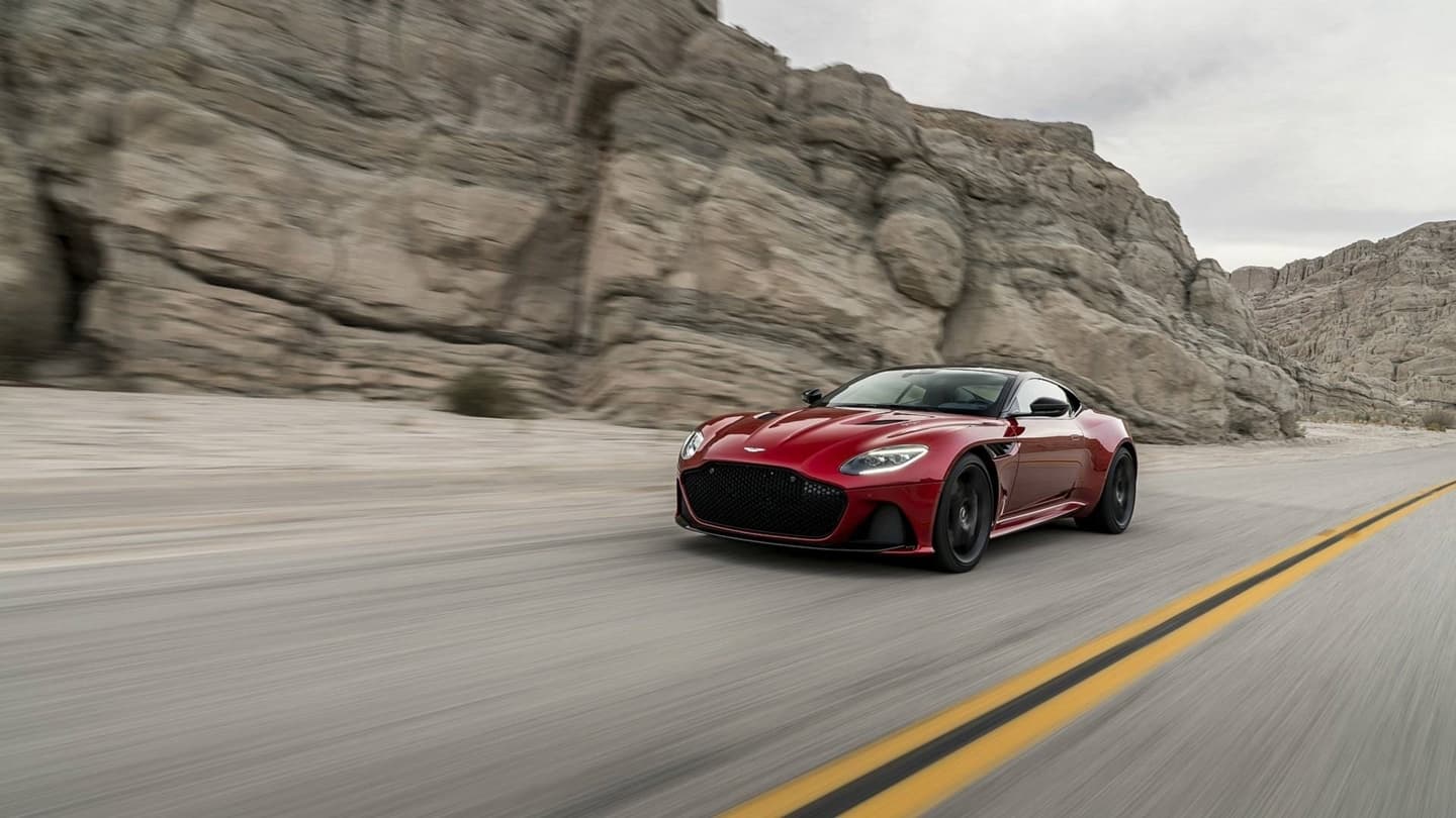 Vista lateral en movimiento del Aston Martin DBS Superleggera