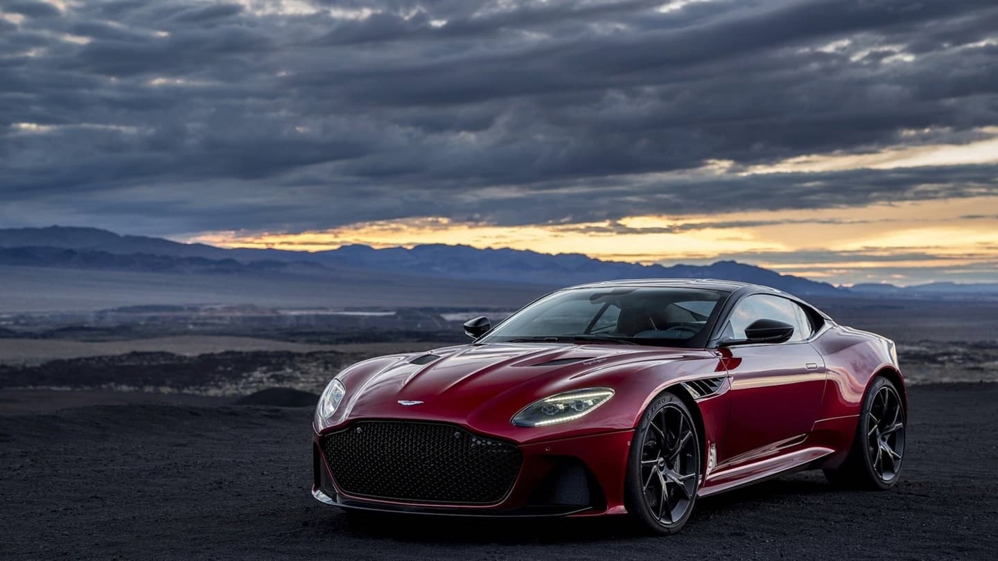 Vista delantera-lateral del Aston Martin DBS Superleggera con paisaje al fondo