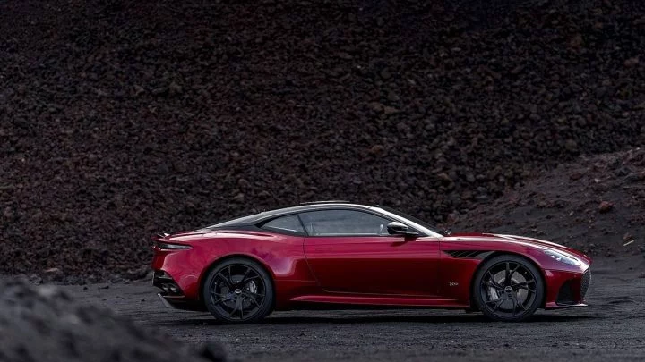 Perfil del Aston Martin DBS Superleggera destacando su silueta aerodinámica.
