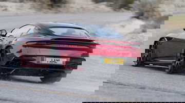 Vista dinámica del DBS Superleggera enfatizando su poderosa zaga y línea lateral.