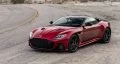 Vista frontal y lateral del Aston Martin DBS Superleggera en rojo