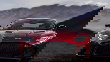 Vista frontal del Aston Martin DBS Superleggera destacando su diseño agresivo.