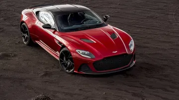 Vista superior del Aston Martin DBS Superleggera destacando su diseño aerodinámico.