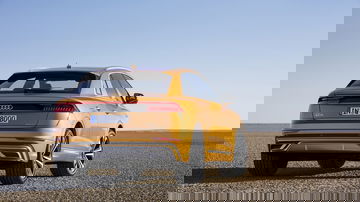 Vista trasera y lateral del Audi Q8 en color amarillo.