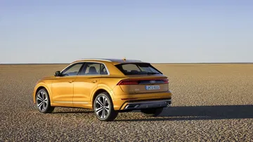 Vista lateral del Audi Q8 en un entorno desértico destacando su silueta.