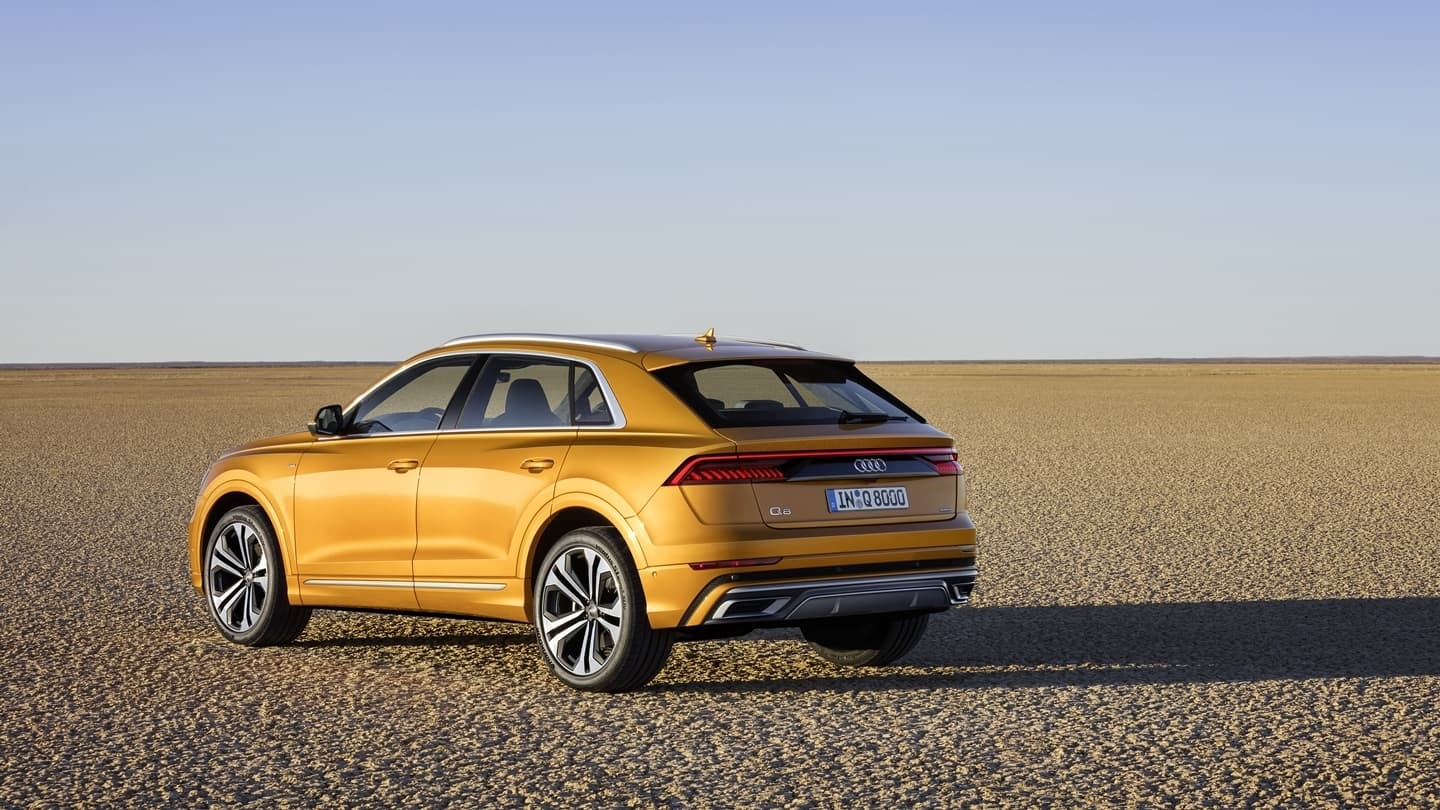 Vista lateral del Audi Q8 en un entorno desértico destacando su silueta.