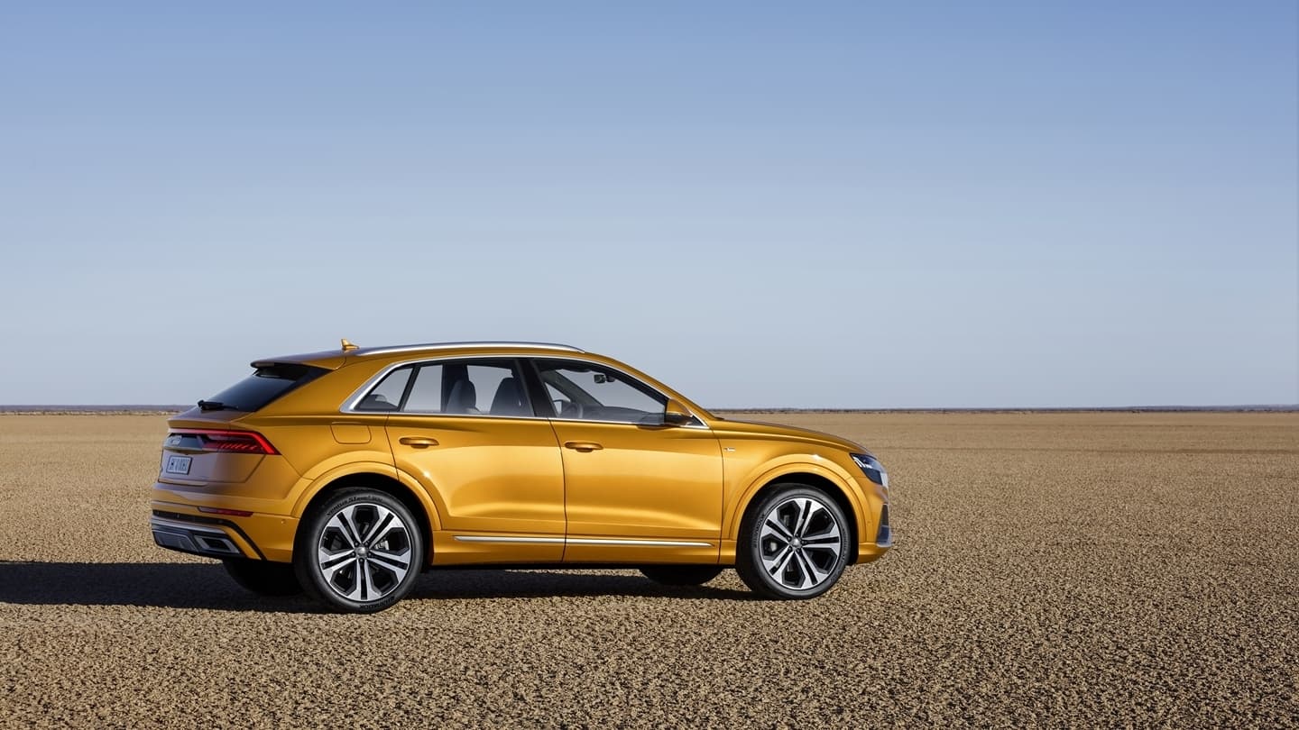Vista lateral Audi Q8 destacando su dinámico perfil y diseño de llantas.