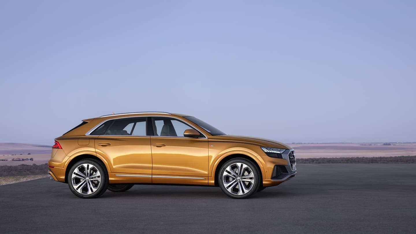 Perfil lateral del Audi Q8 mostrando su diseño aerodinámico y llantas.