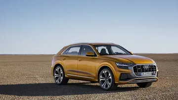 Vista lateral del Audi Q8 destacando su dinámica silueta y llantas de diseño