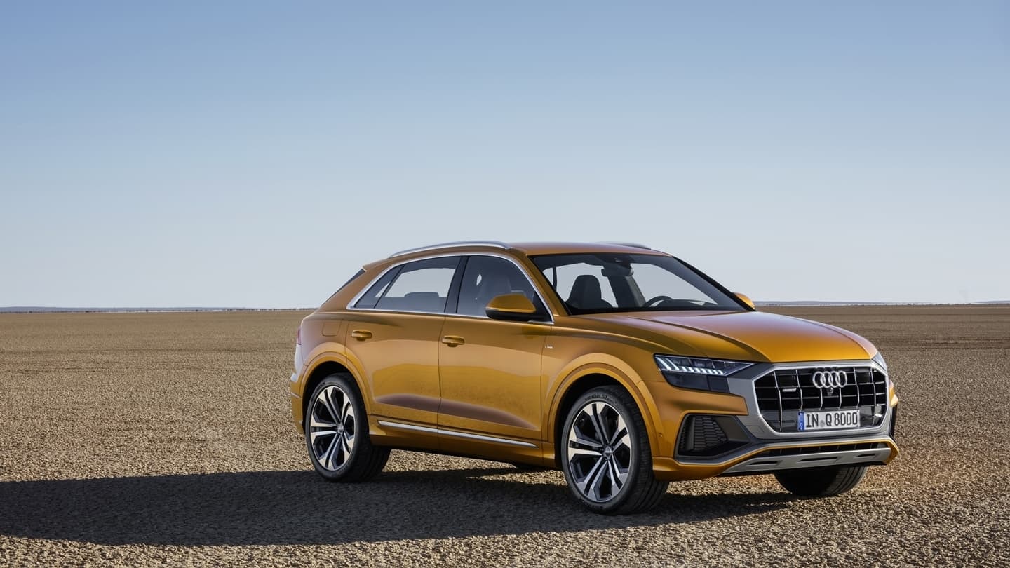 Vista lateral del Audi Q8 destacando su dinámica silueta y llantas de diseño
