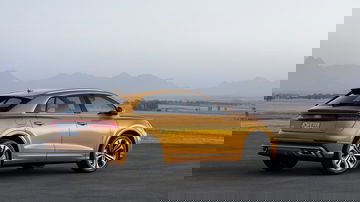 Vista lateral del Audi Q8 destacando su diseño dinámico y elegante.