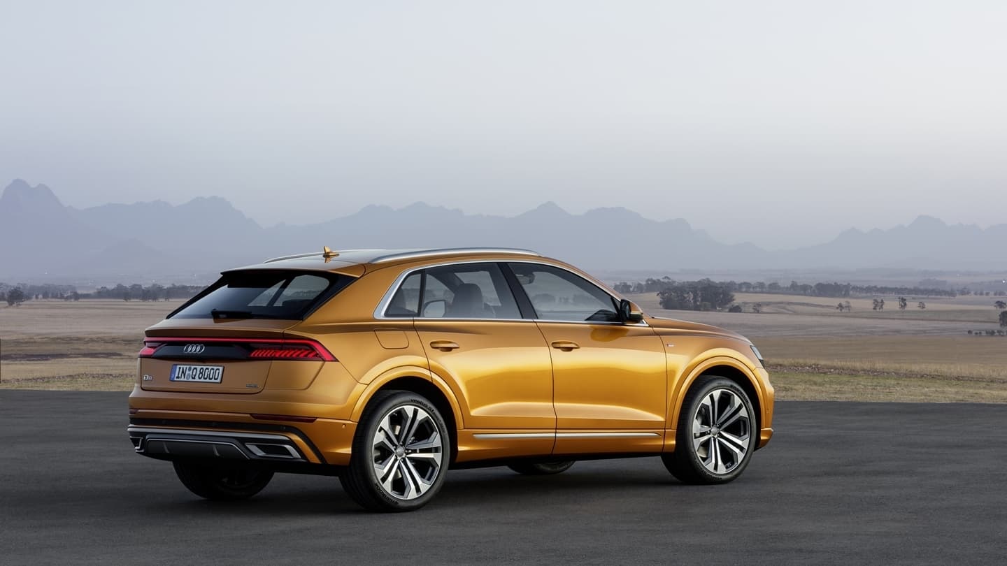 Vista lateral del Audi Q8 destacando su diseño dinámico y elegante.