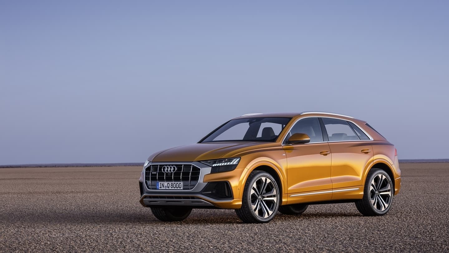 Perfil lateral del Audi Q8 destacando su línea deportiva y dinámica.