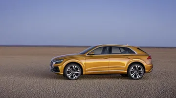 Vista lateral del Audi Q8 destacando su elegante línea de diseño.