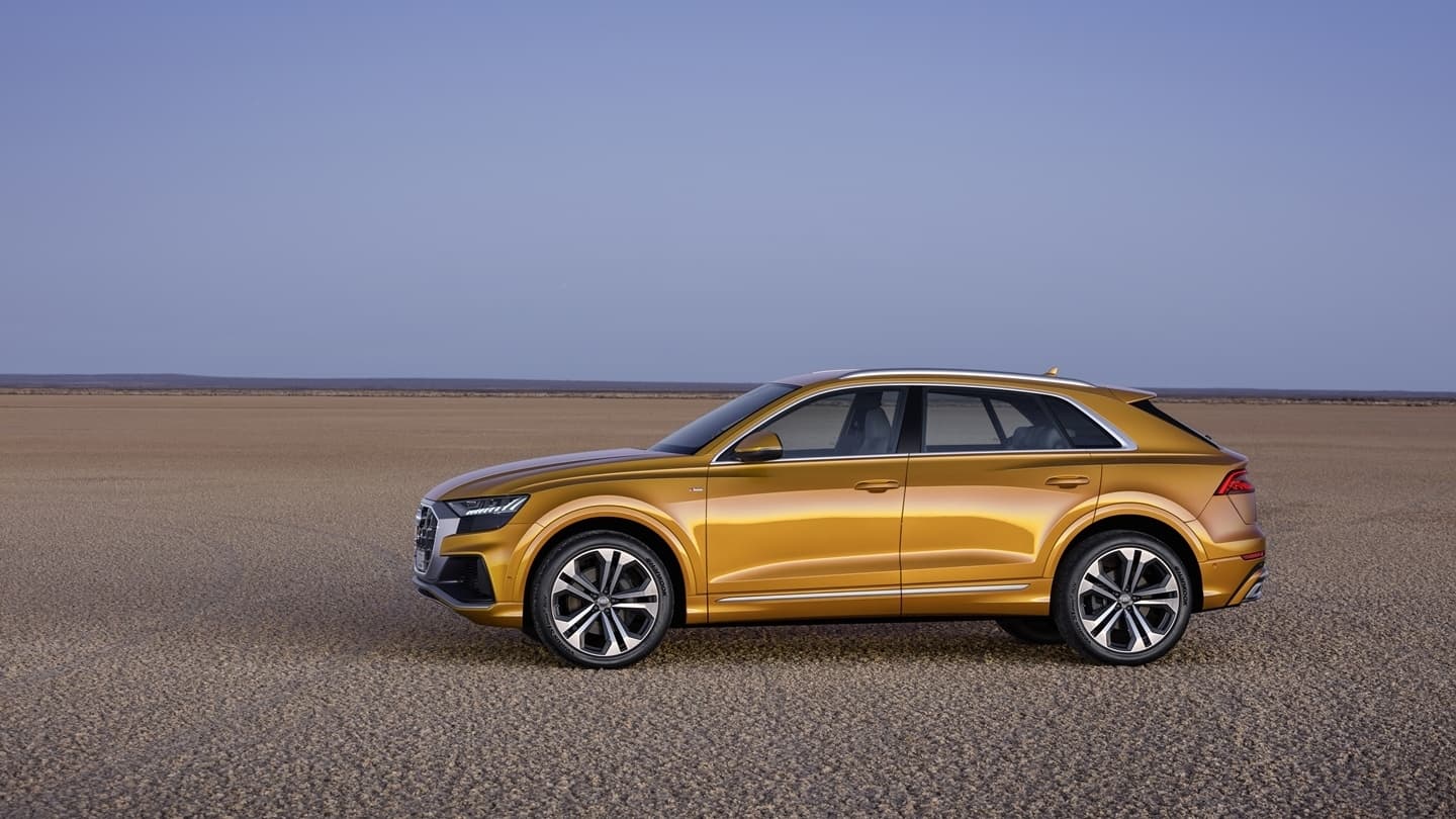 Vista lateral del Audi Q8 destacando su elegante línea de diseño.
