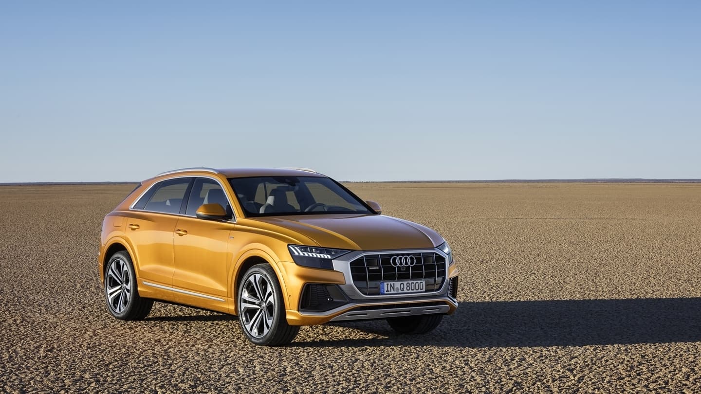 Vista lateral del Audi Q8 mostrando su elegante silueta.